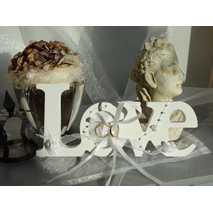 Basis wit houten LOVE met wat subtiele versierselen voor de trouwringen