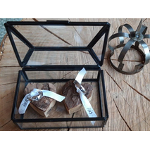 Metalen vitrine-kistje voor trouwringen